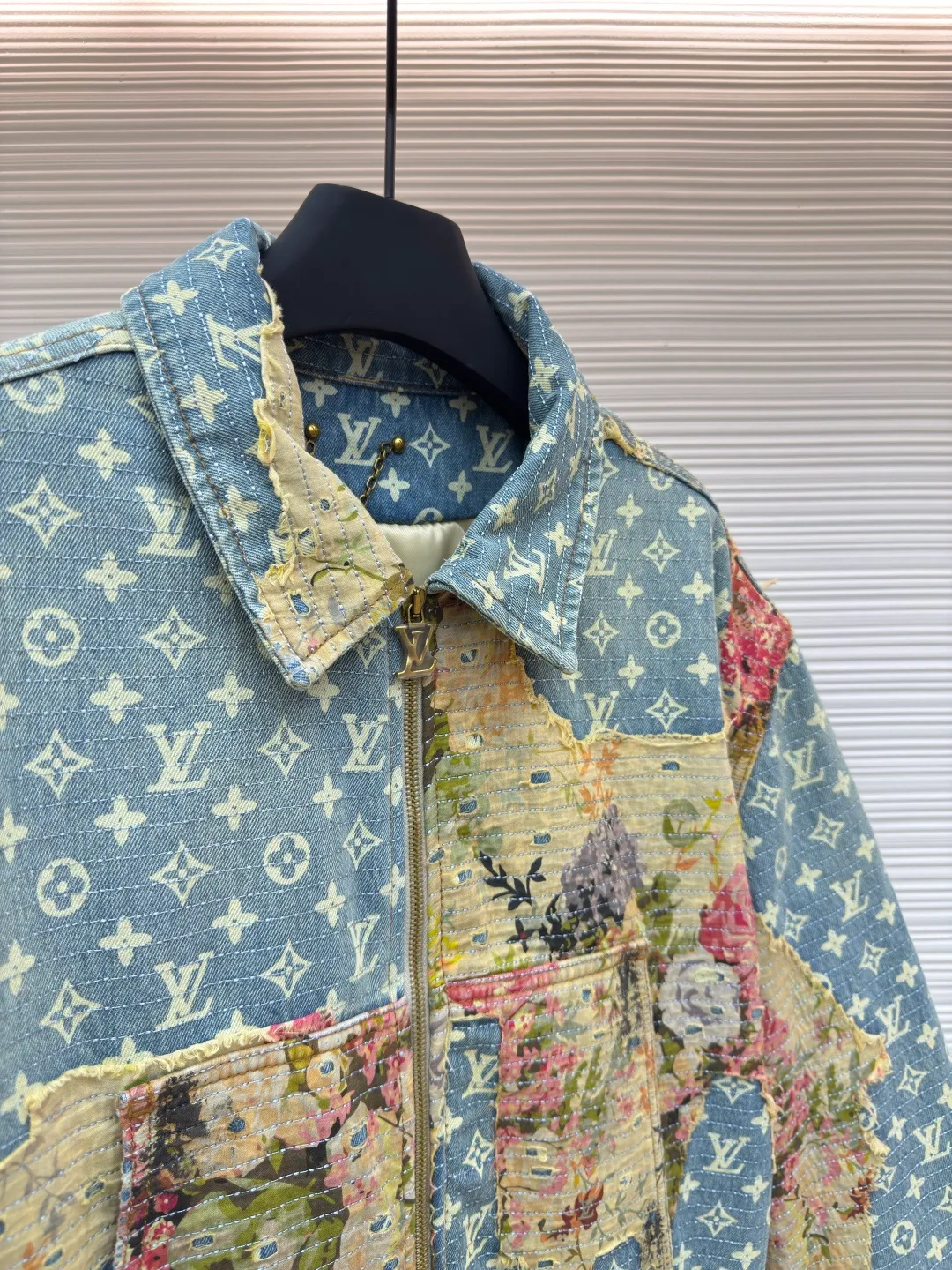 LOUIS VUITTON Retro rose floral patch presbyopic denim jacket cotton ●Authentic product: purchased and developed by 21974 ●Item number: 1680536-E30 ●Fabric: denim fabric ●Technology: patch production ●Version: loose version ●Weight: about 1595 grams ●Size: 46-48-50-52 ●Description: Pure cotton denim fabric, mulberry silk lining, polyester fiber filling, digital direct printing, old flower discharge printing technology, single-needle full-width embroidery, washed and distressed treatment, positioning pattern cutting and sewing, antique gold hardware accessories embellishment, and a full set of accessories. The denim fabric is custom-woven with counter-print yarn twill. The texture of the twill is thick and the texture is clear. After proper processing, the surface will show fine texture after grinding and washing. The denim fabric maintains high resilience, brings a gentle feel, skin-friendly comfort, and will not change shape and lose elasticity over time. The lattice fabric is made of custom-dyed yarn for discharge printing, with a full-frame classic presbyopia pattern. Discharge printing is based on the principle of revealing the original color of the yarn, and the discharge printing effect is combined with the fabric. The texture of discharge printing is exquisite and delicate, with rich patterns, strong color contrast, clear outlines and full color. The effect of white flowers on a blue background is produced by multiple subsequent processes after discharging the printing paste. The overall wiring is straight and delicate, the fabric is comfortable and soft, and the color is consistent without color difference. It can be matched with the same style to create a fashionable look and control various occasions. Customized accessories, complete with three standards, same style for men and women!